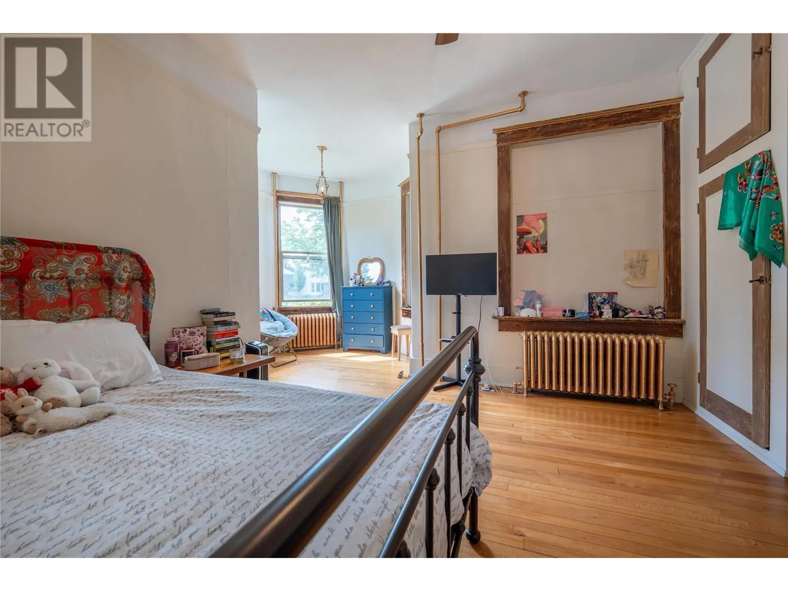 304 Second Street E