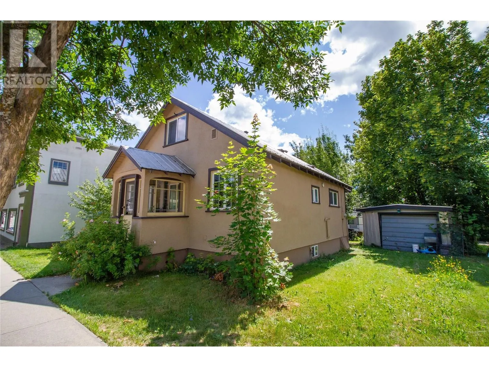 303 Second Street W