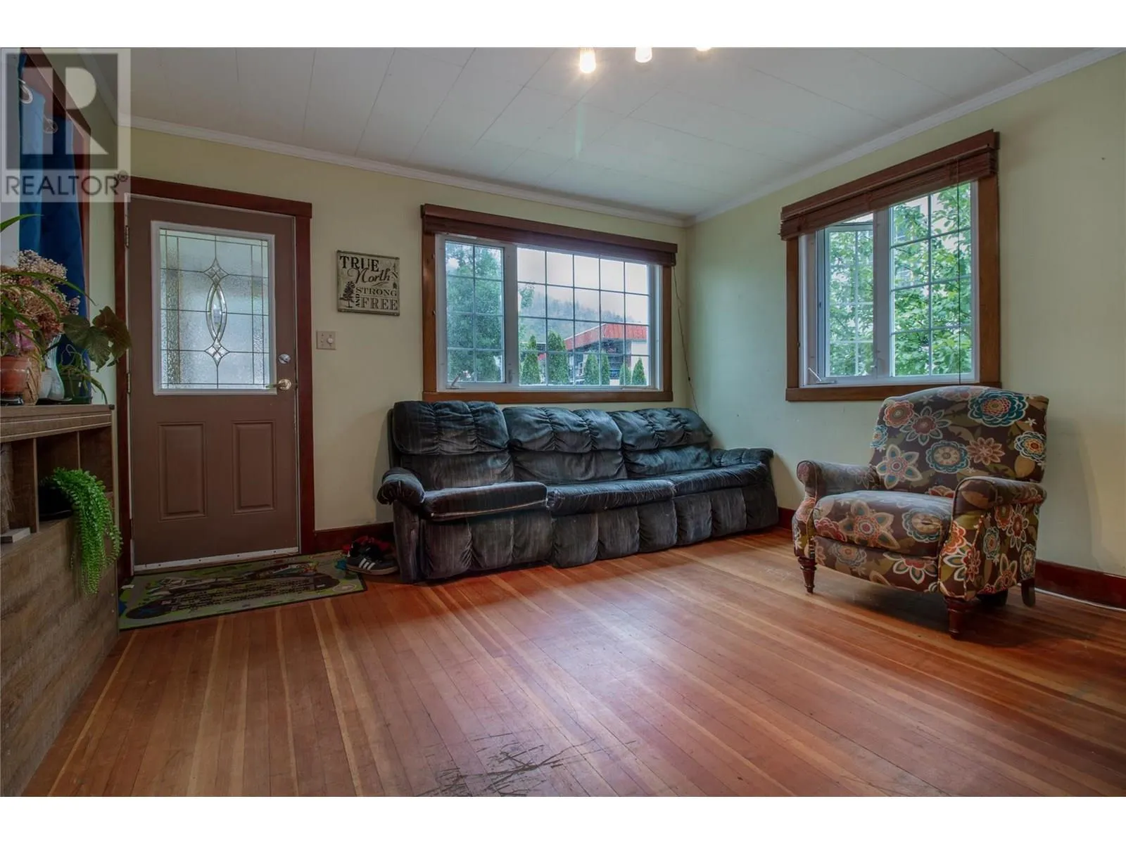 303 Second Street W
