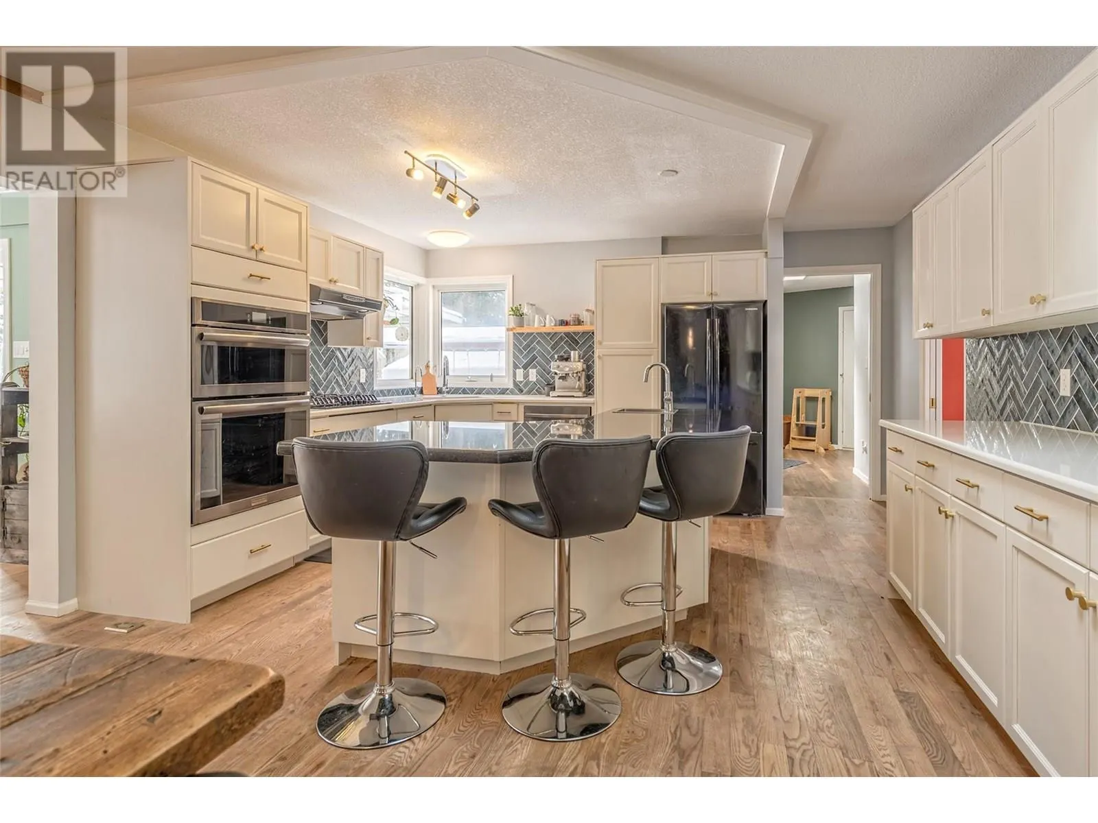 3445 Sidney Crescent