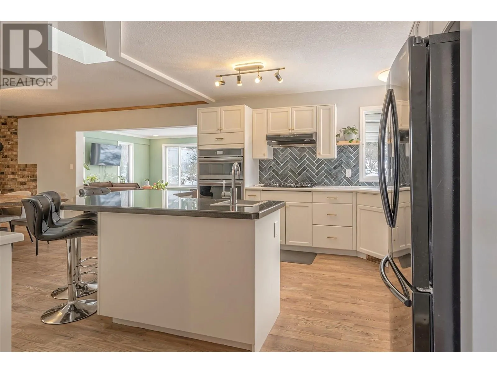 3445 Sidney Crescent