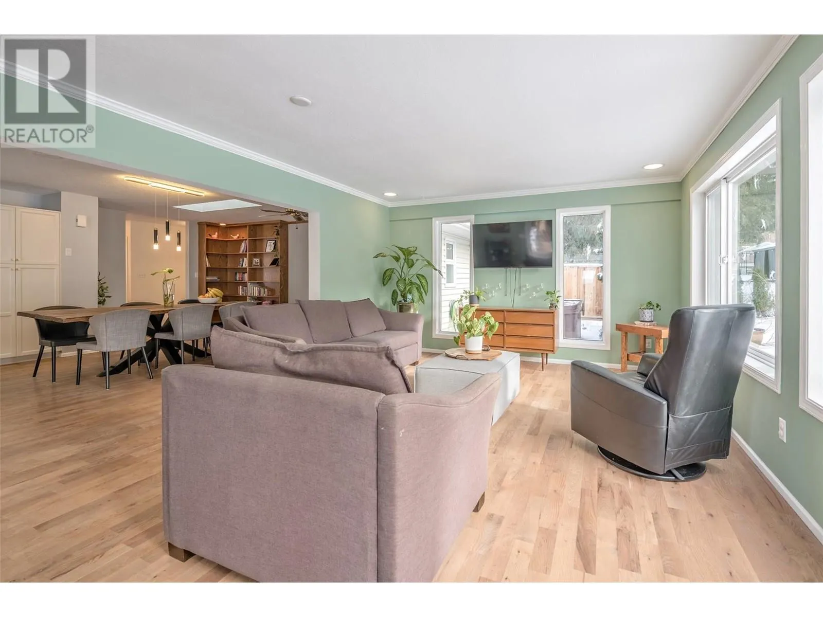3445 Sidney Crescent