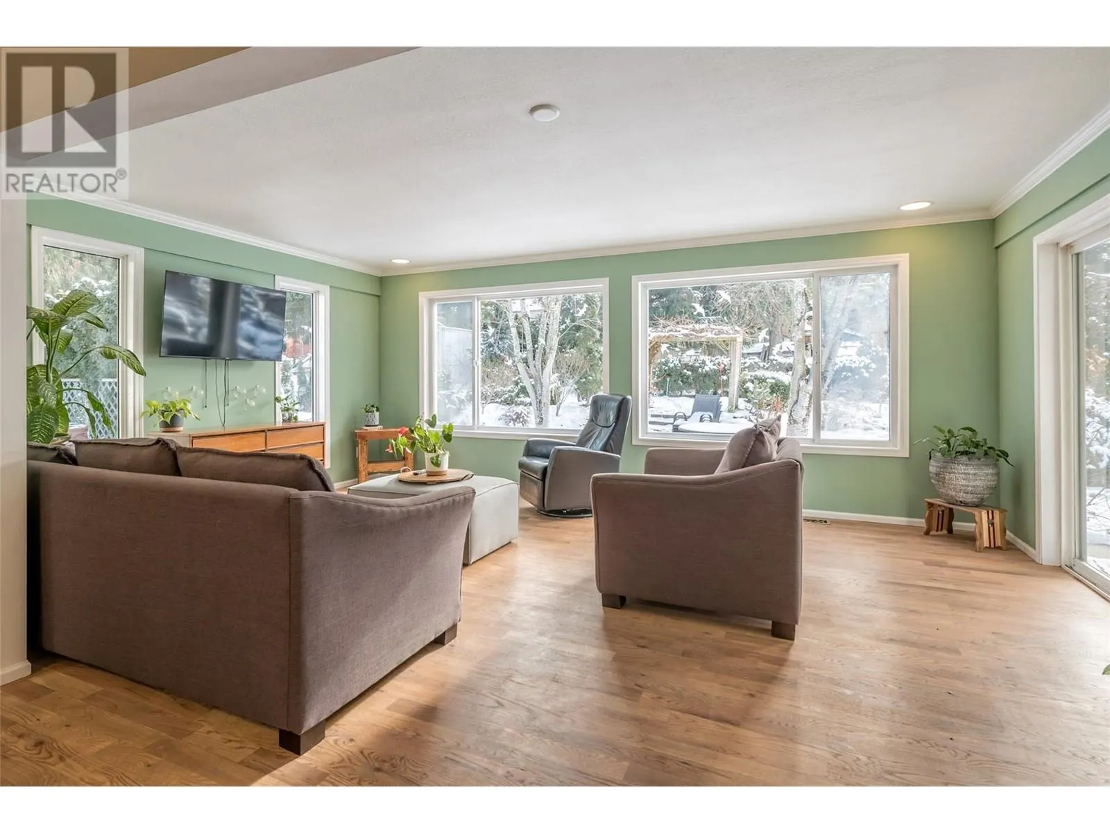 3445 Sidney Crescent