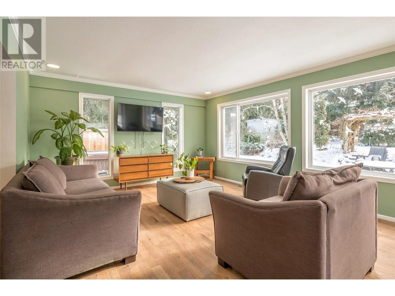 3445 Sidney Crescent