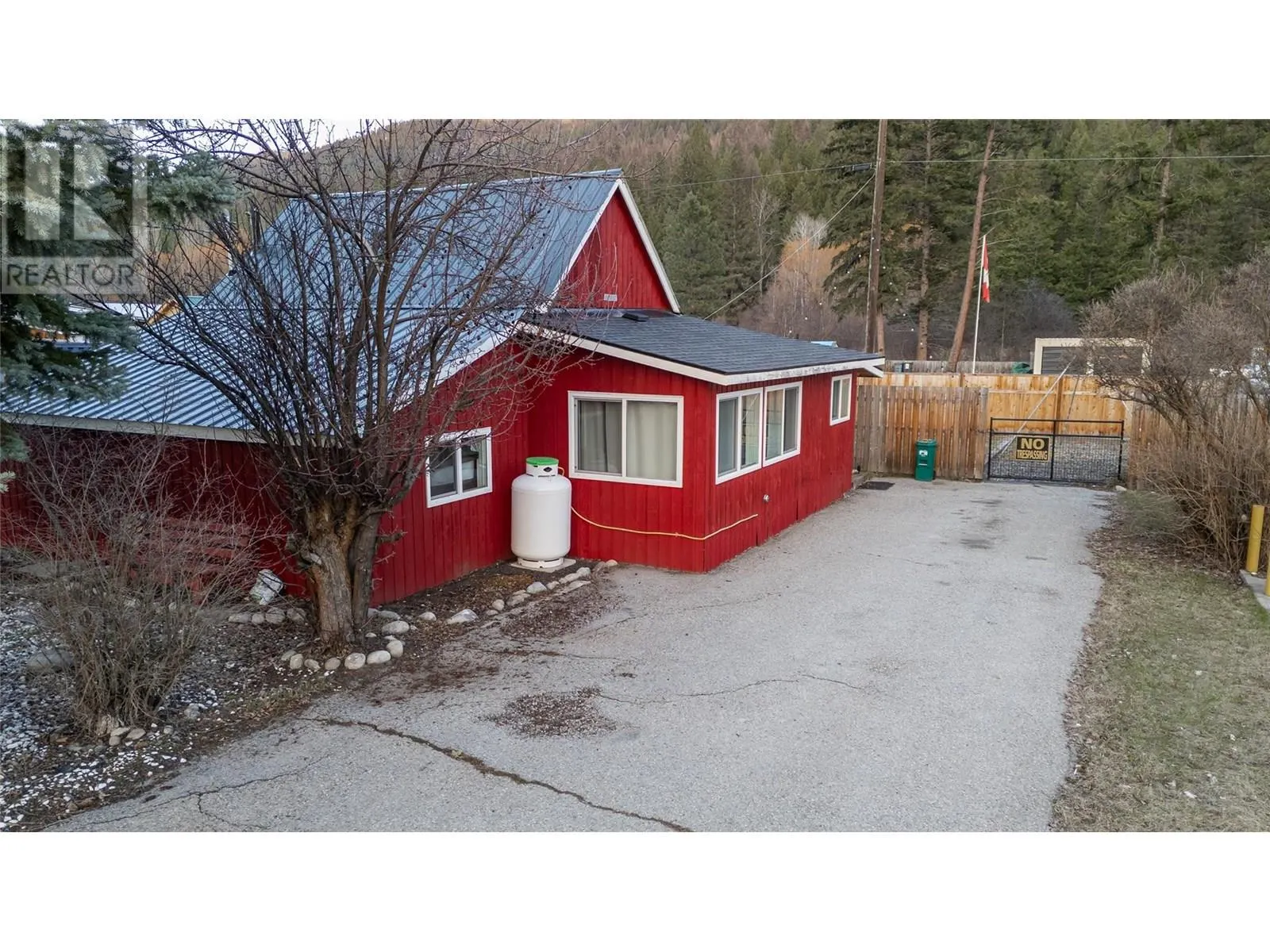 5844 Highway 33