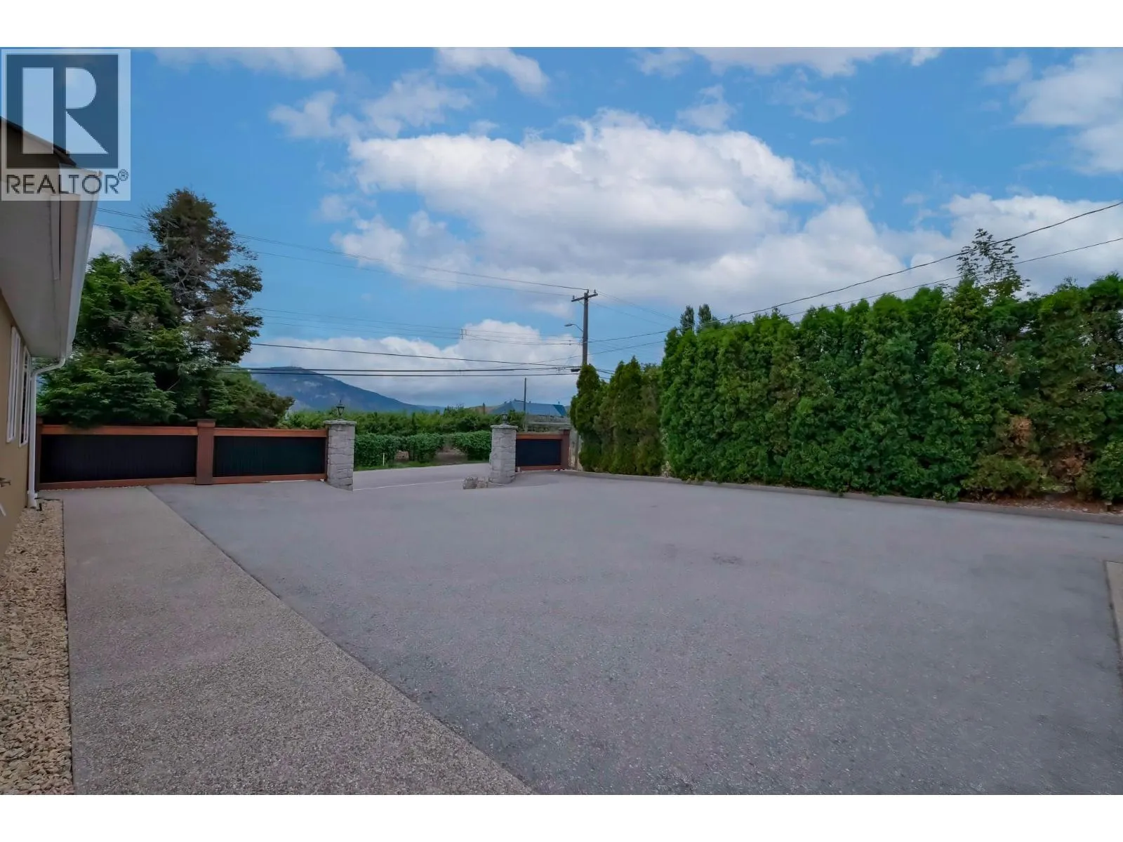 260 Upper Bench Road North