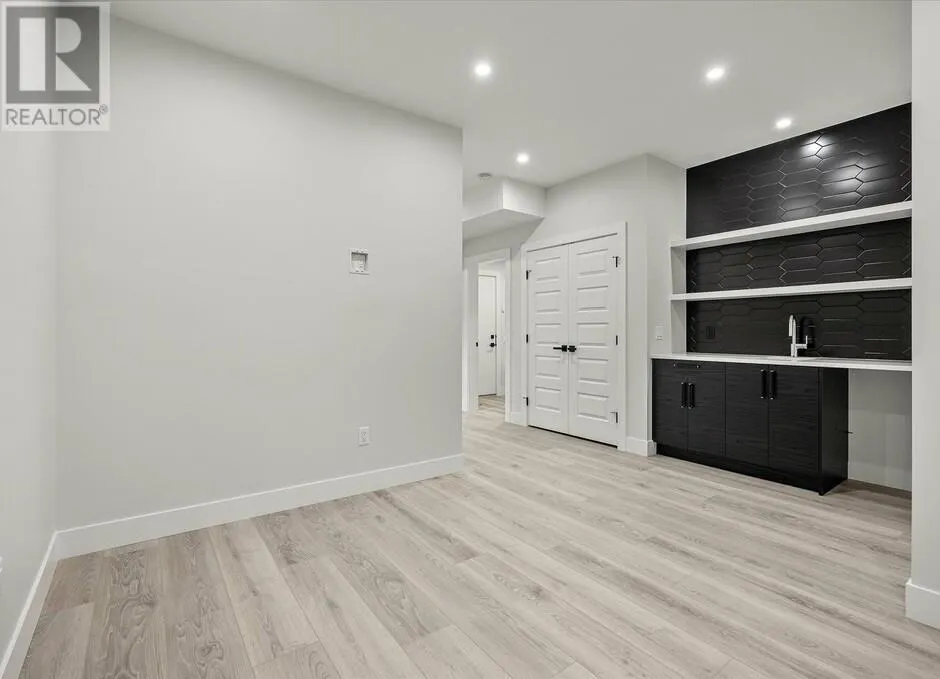 1221 Lone Pine Drive