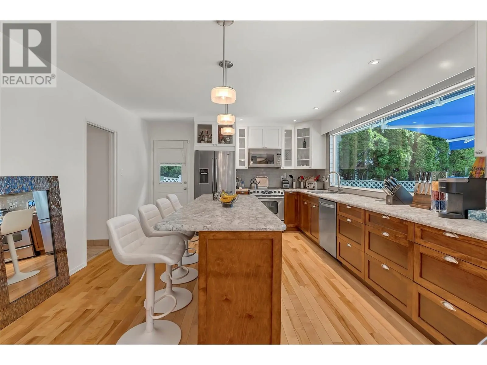 4589 Lakeside Road