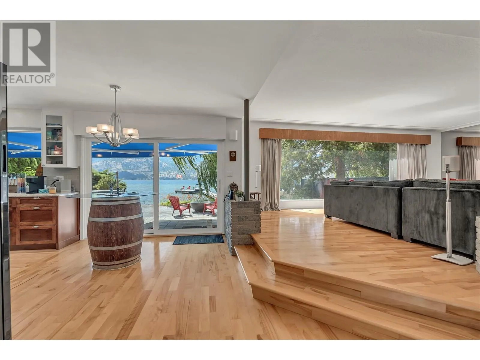 4589 Lakeside Road