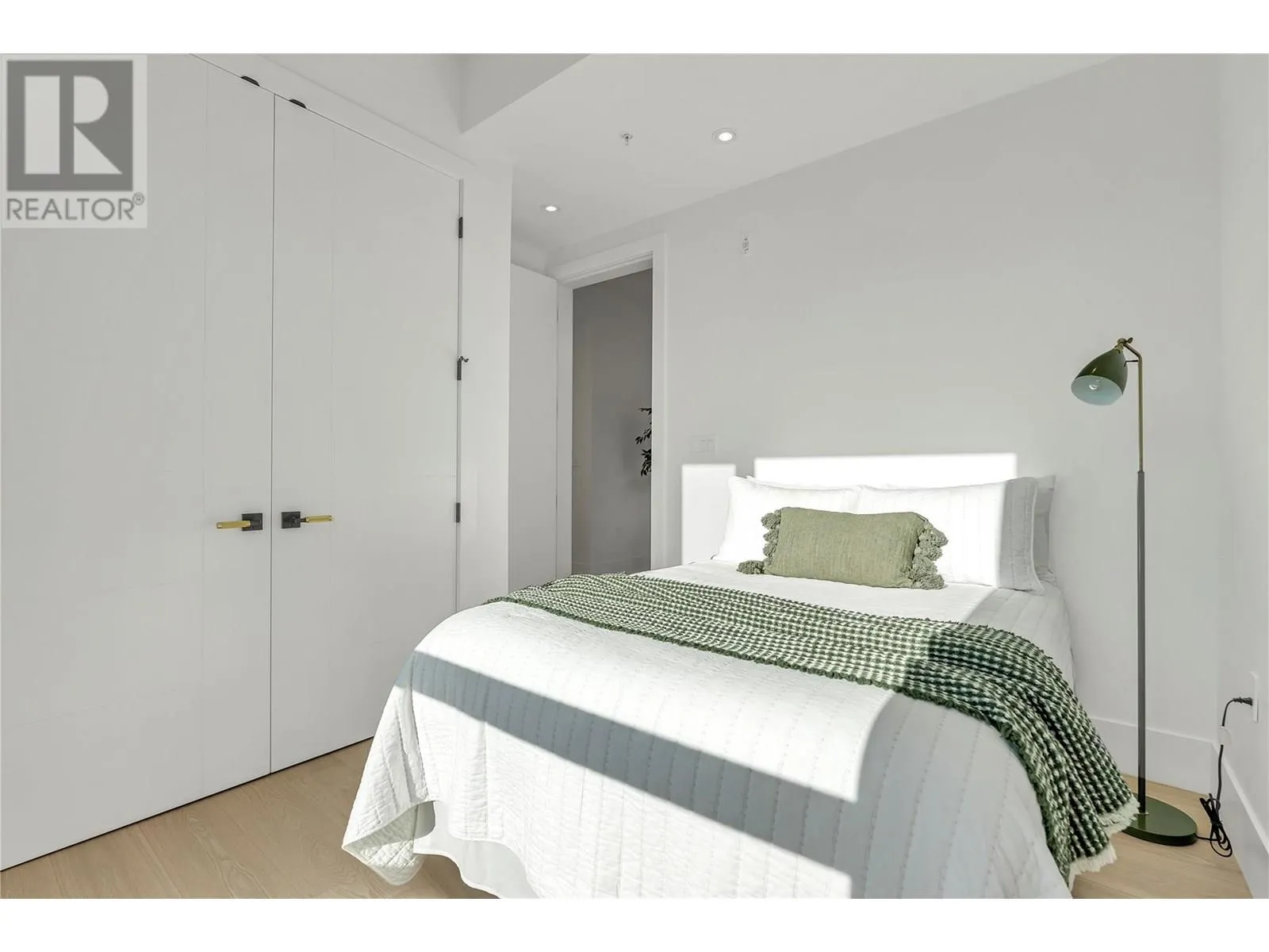 602 Lakeshore Drive Unit# 401