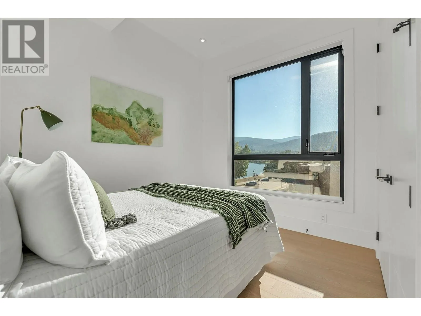 602 Lakeshore Drive Unit# 401