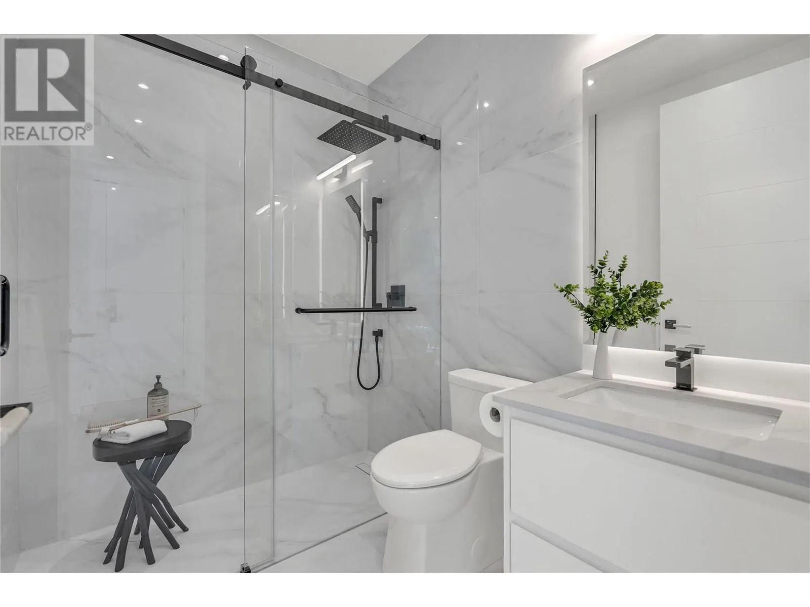602 Lakeshore Drive Unit# 401