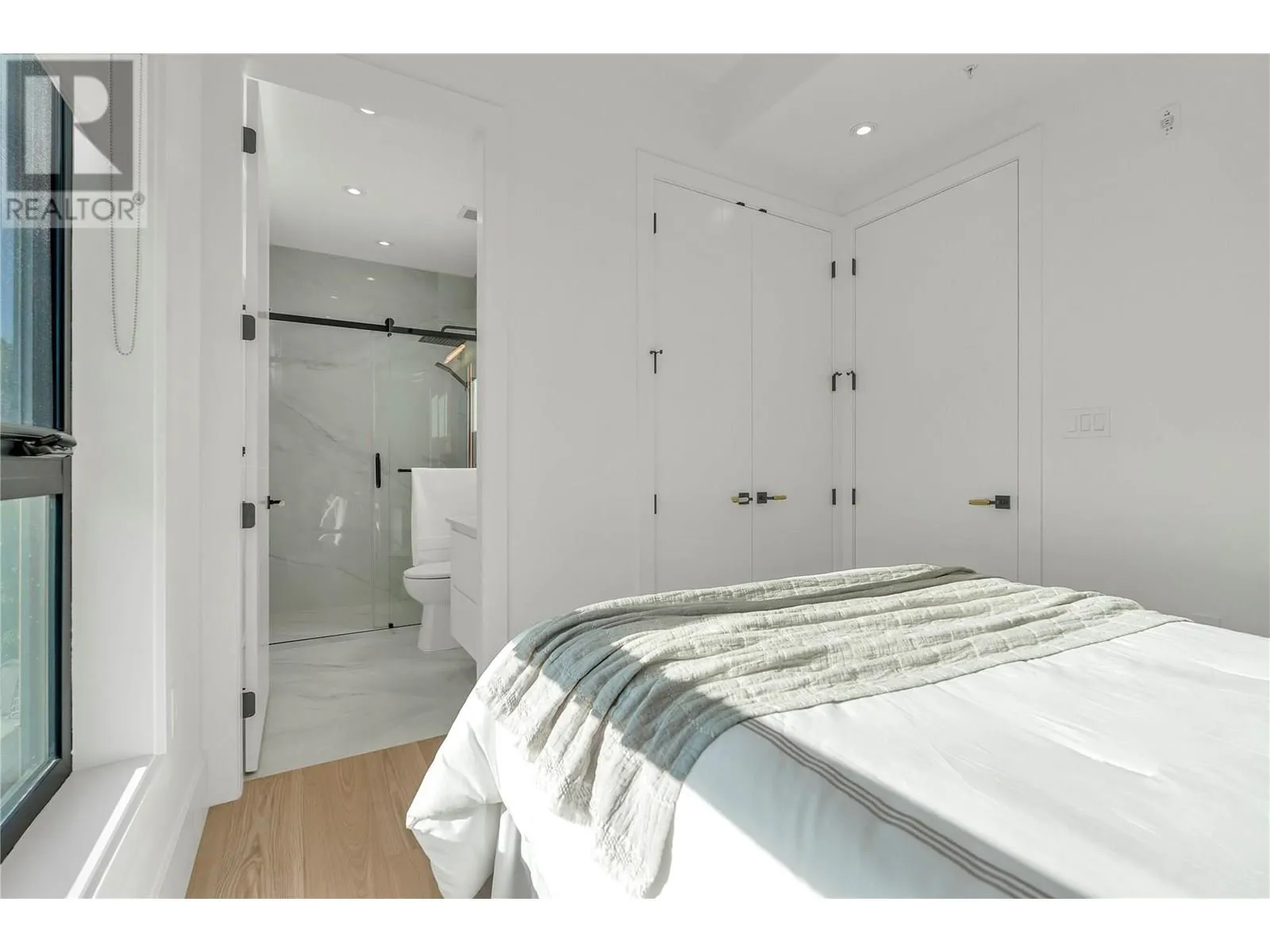 602 Lakeshore Drive Unit# 401