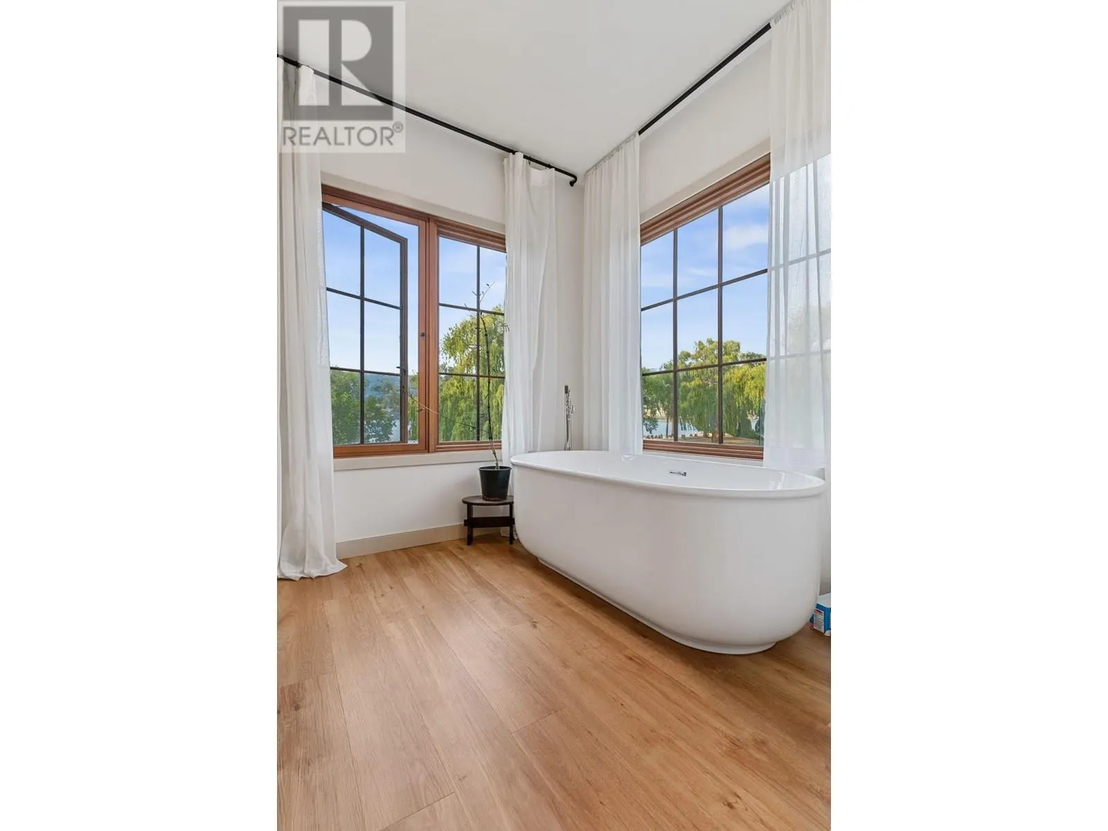 886 Lighthouse Landing