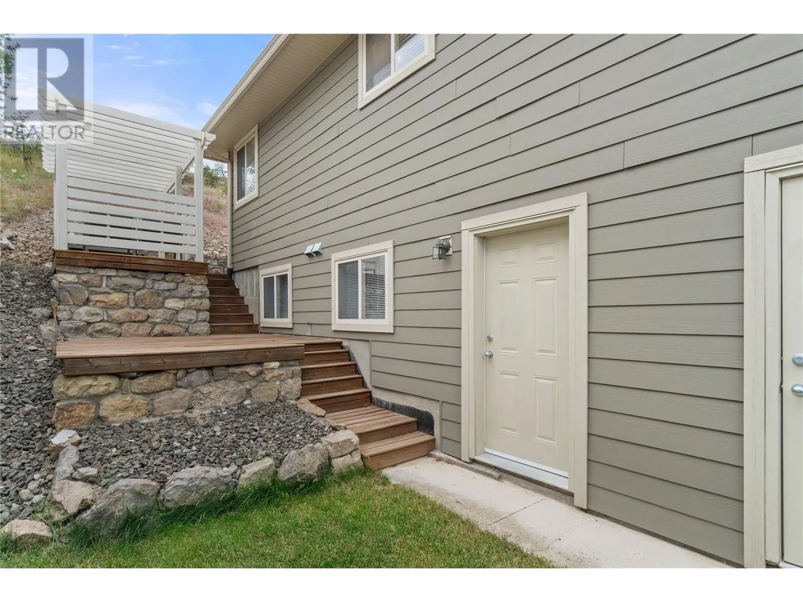 2042 Moonbeam Close