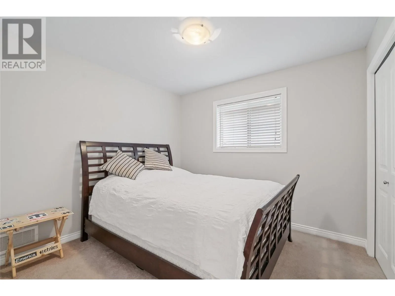 2042 Moonbeam Close