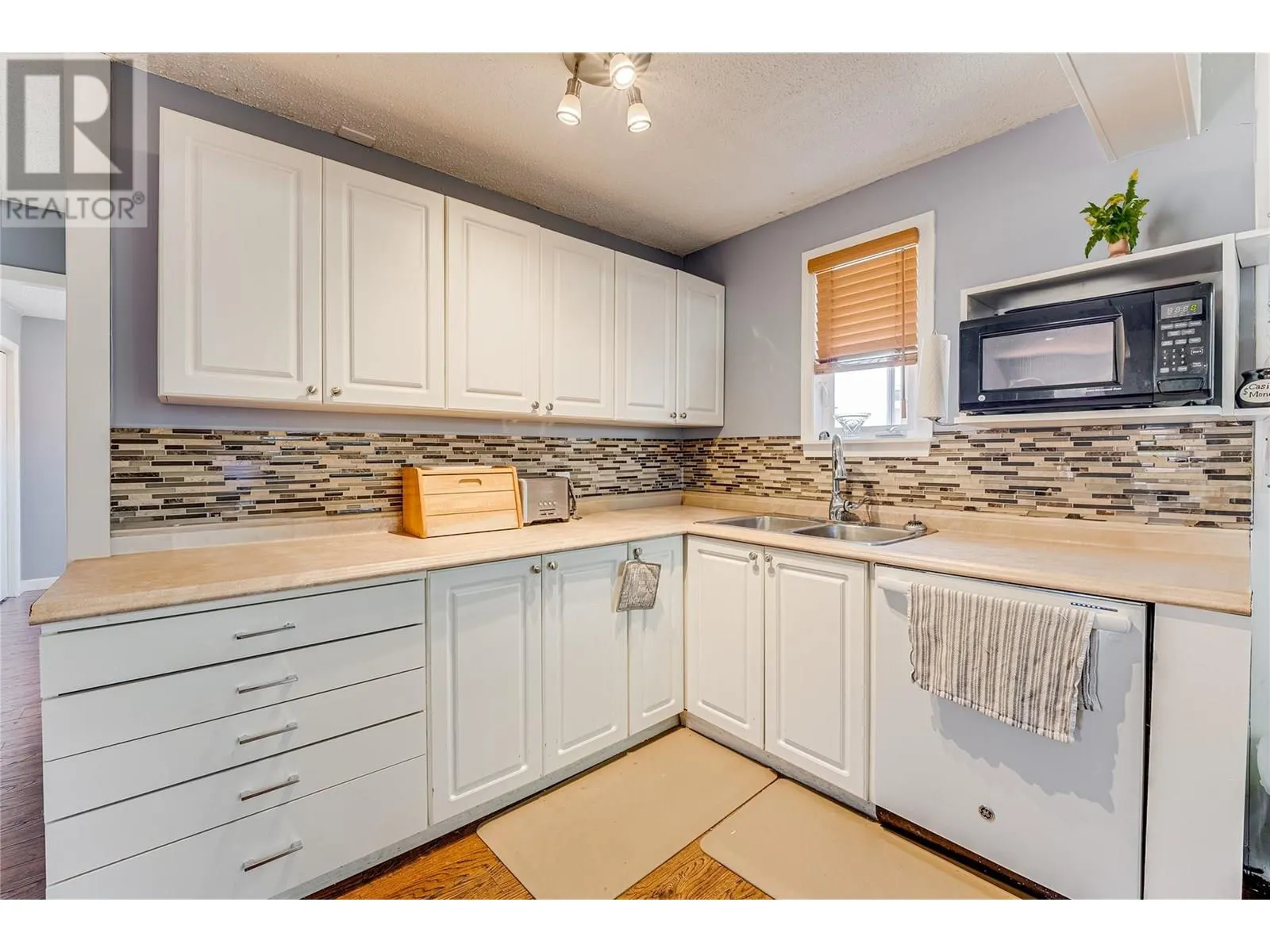 6049 Old Kamloops Road