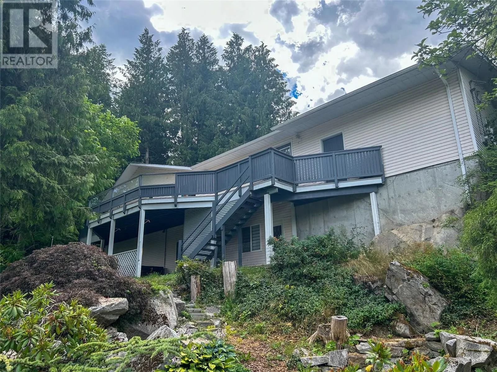 822 Richards West Street
