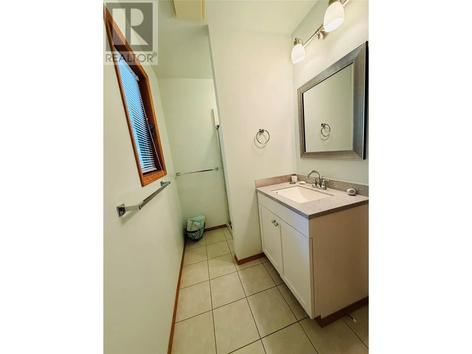 5221 Columbia River Road
