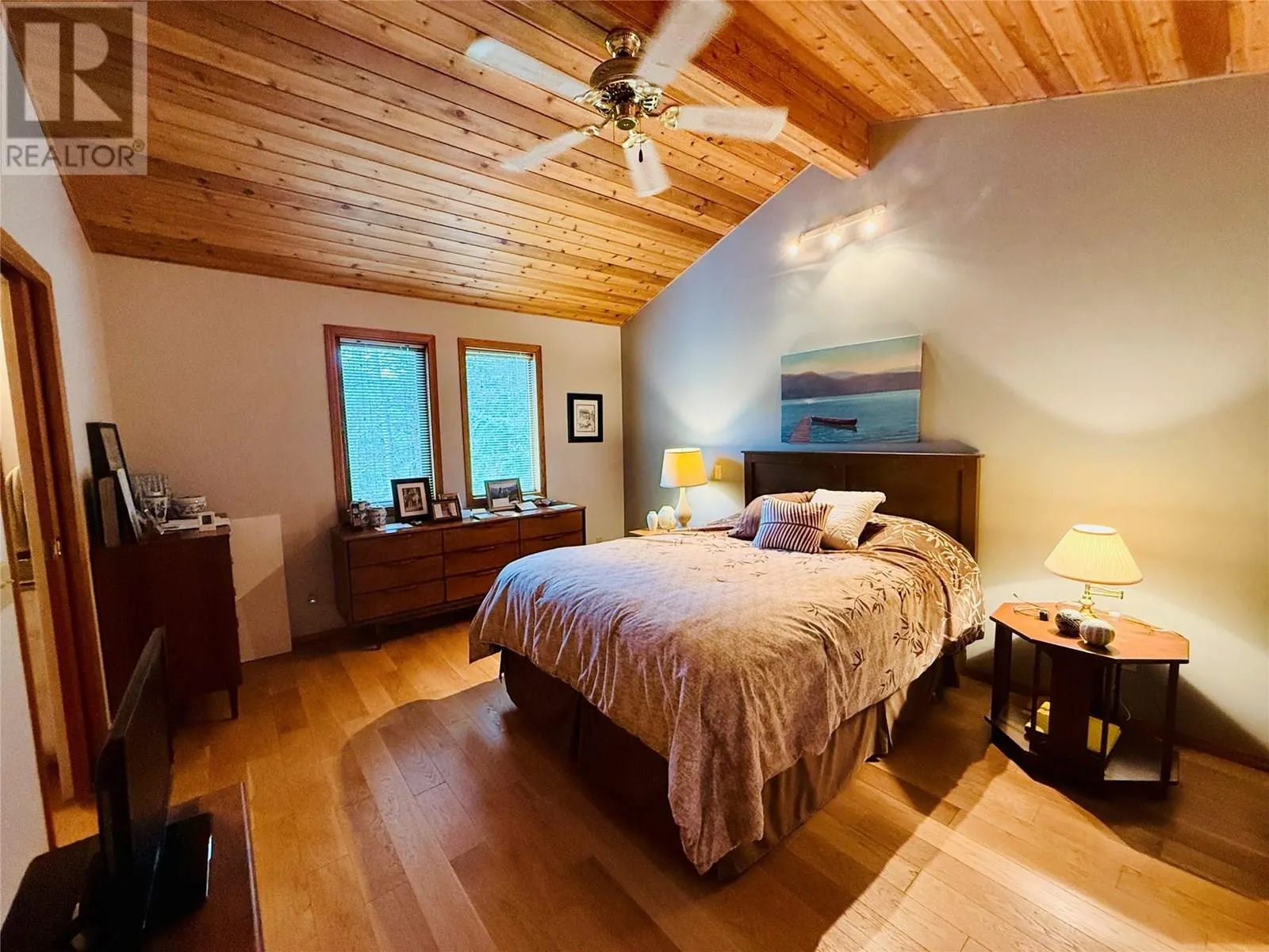 5221 Columbia River Road