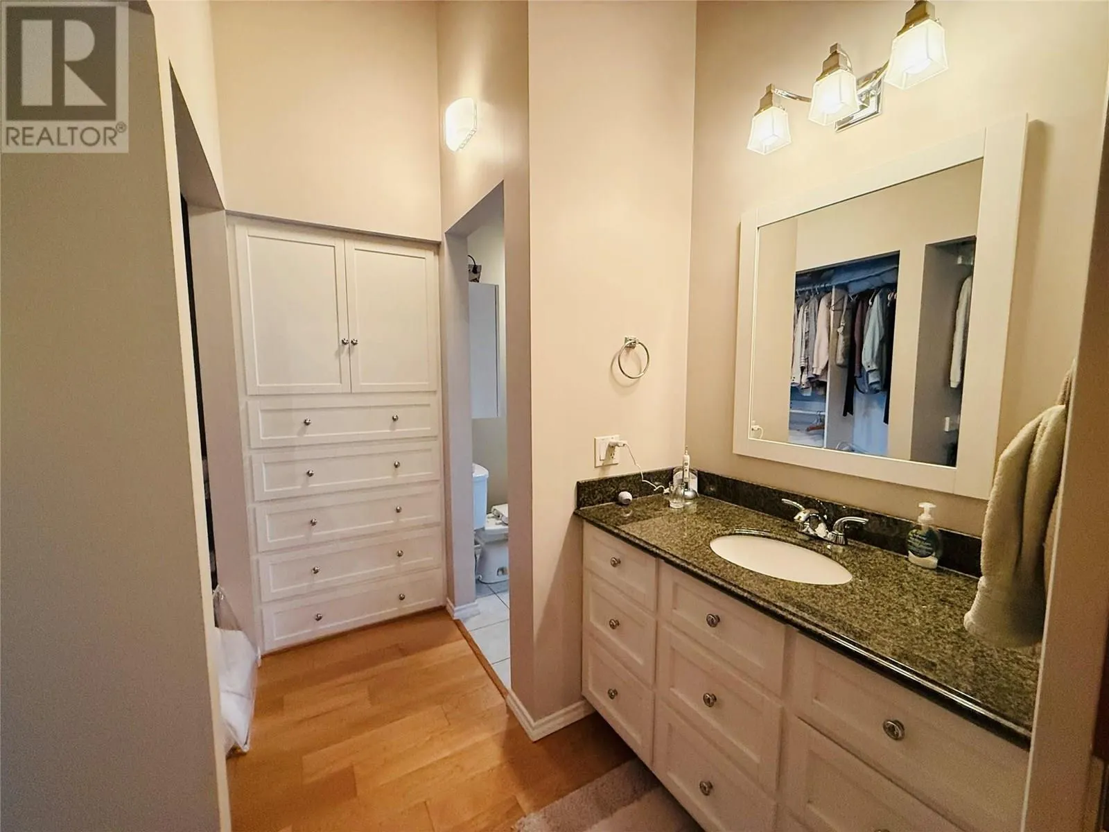 5221 Columbia River Road