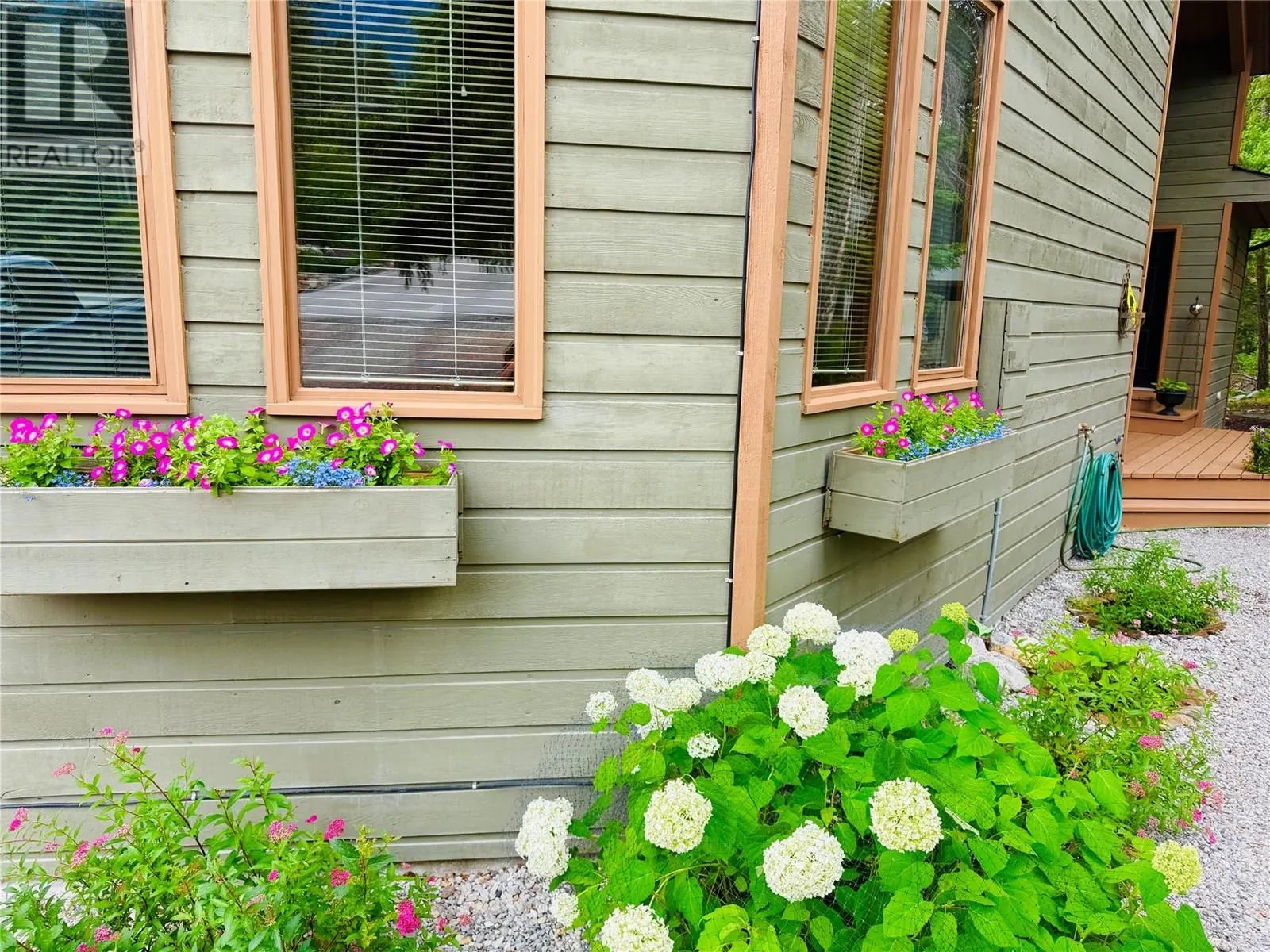5221 Columbia River Road