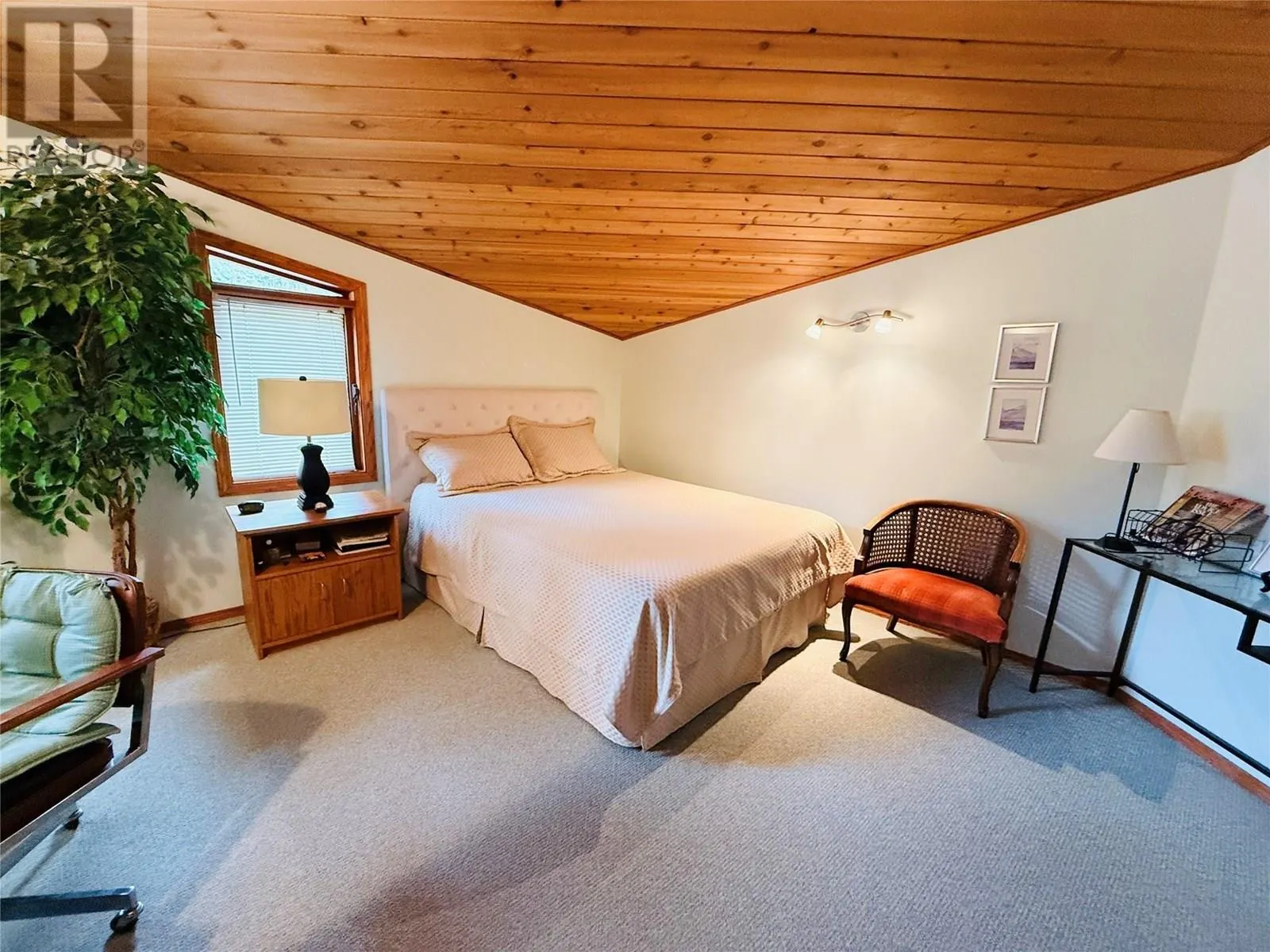 5221 Columbia River Road
