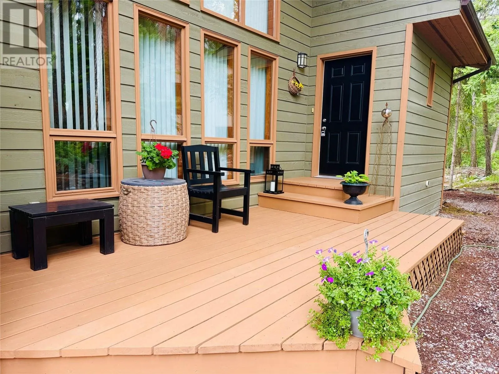 5221 Columbia River Road