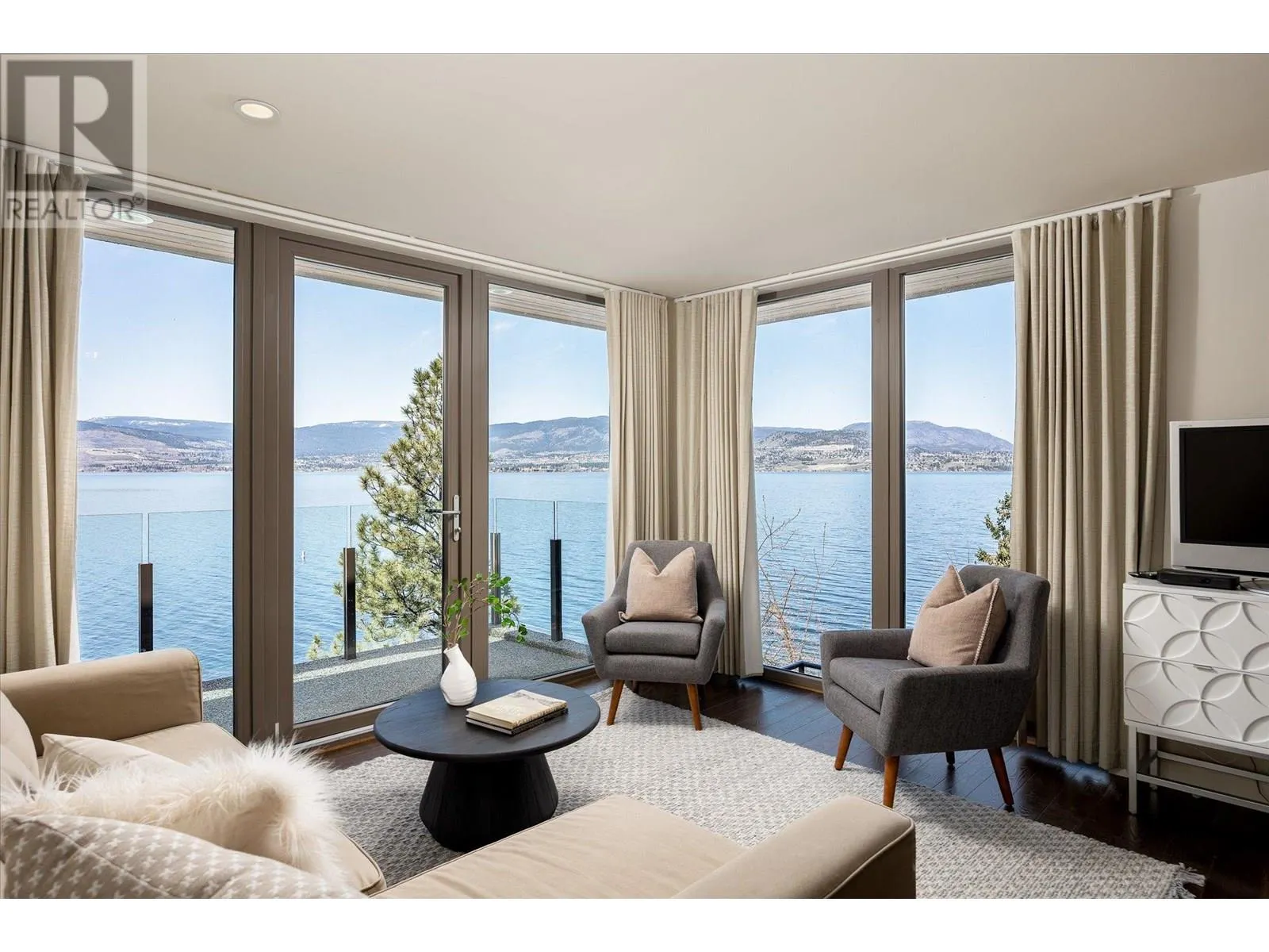 5560 Lakeshore Road