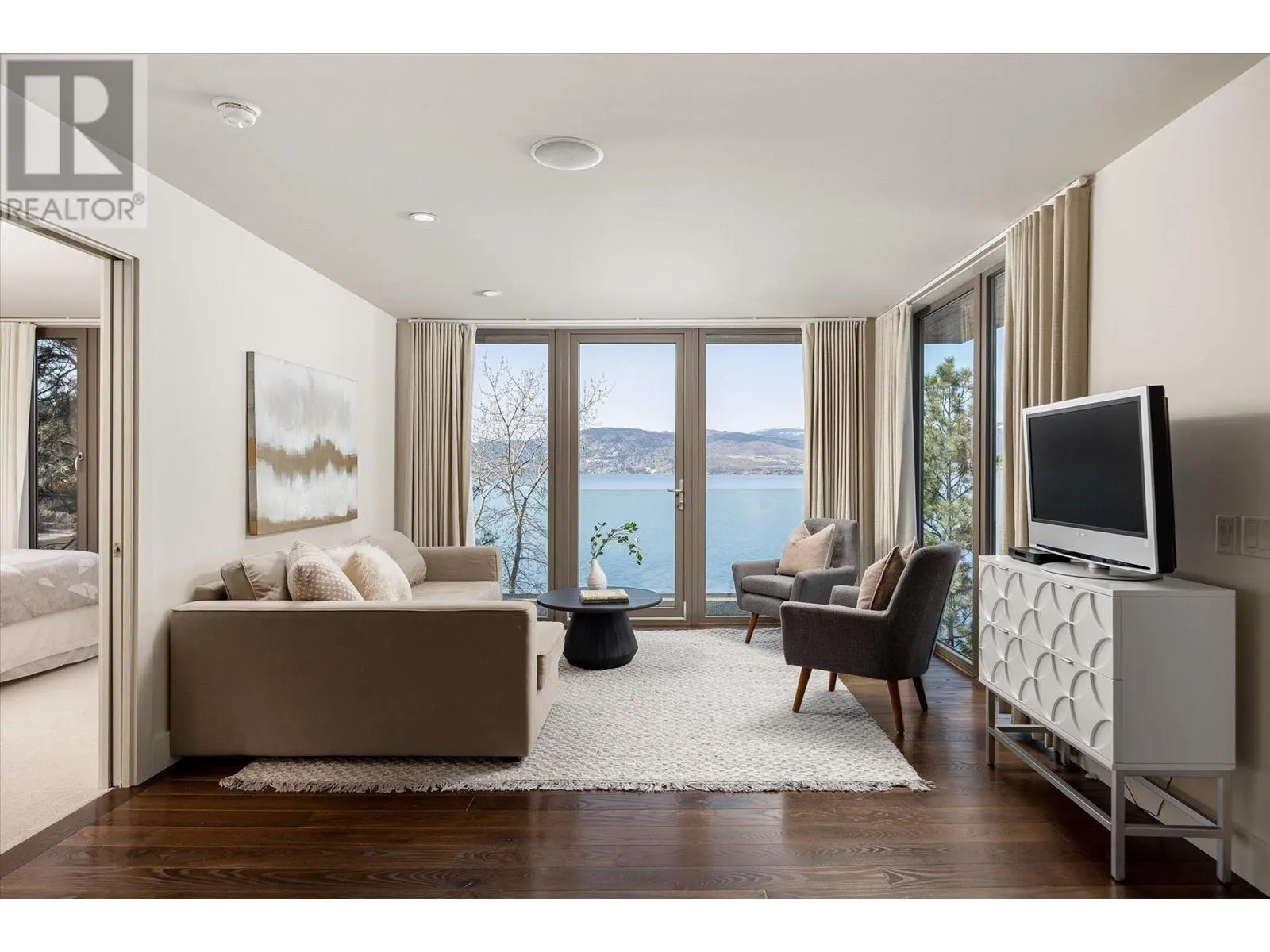 5560 Lakeshore Road