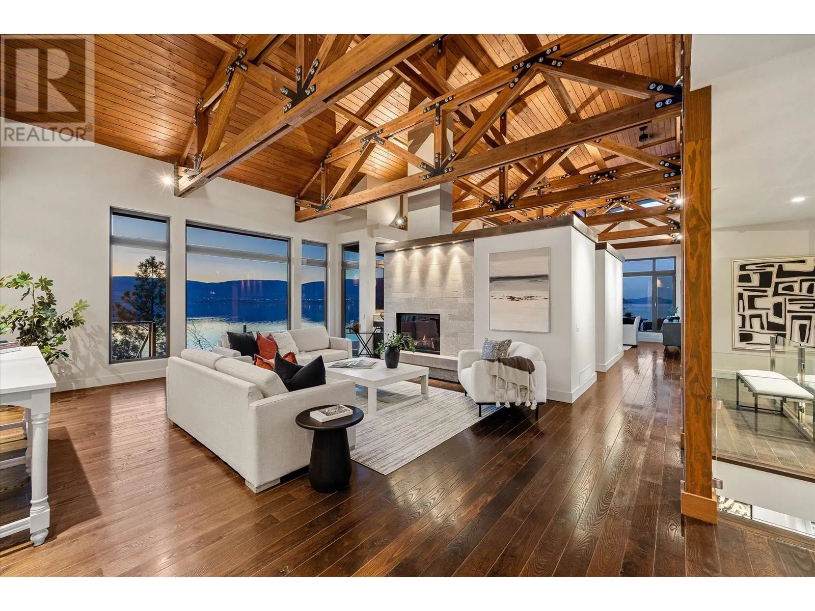 5560 Lakeshore Road