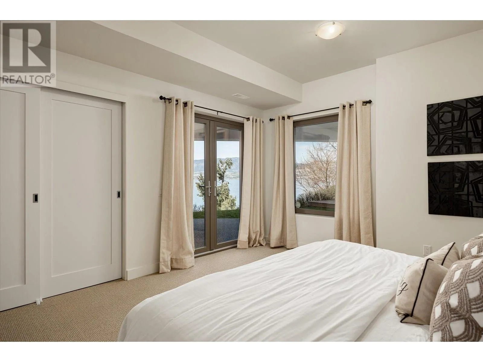 5560 Lakeshore Road