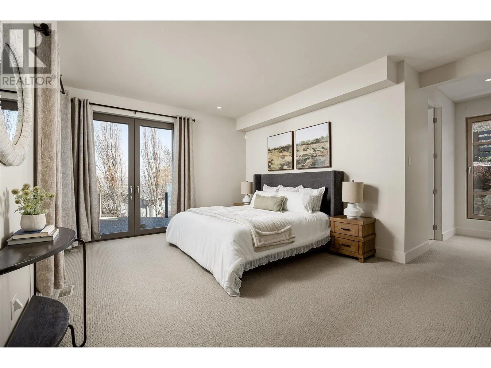5560 Lakeshore Road