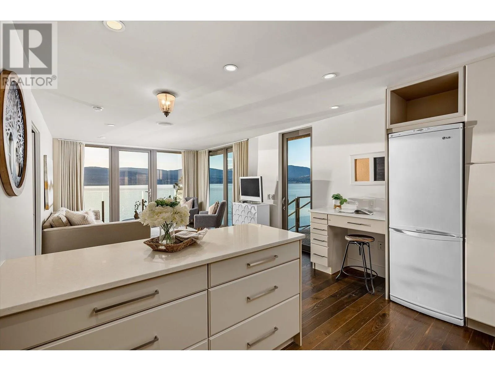 5560 Lakeshore Road