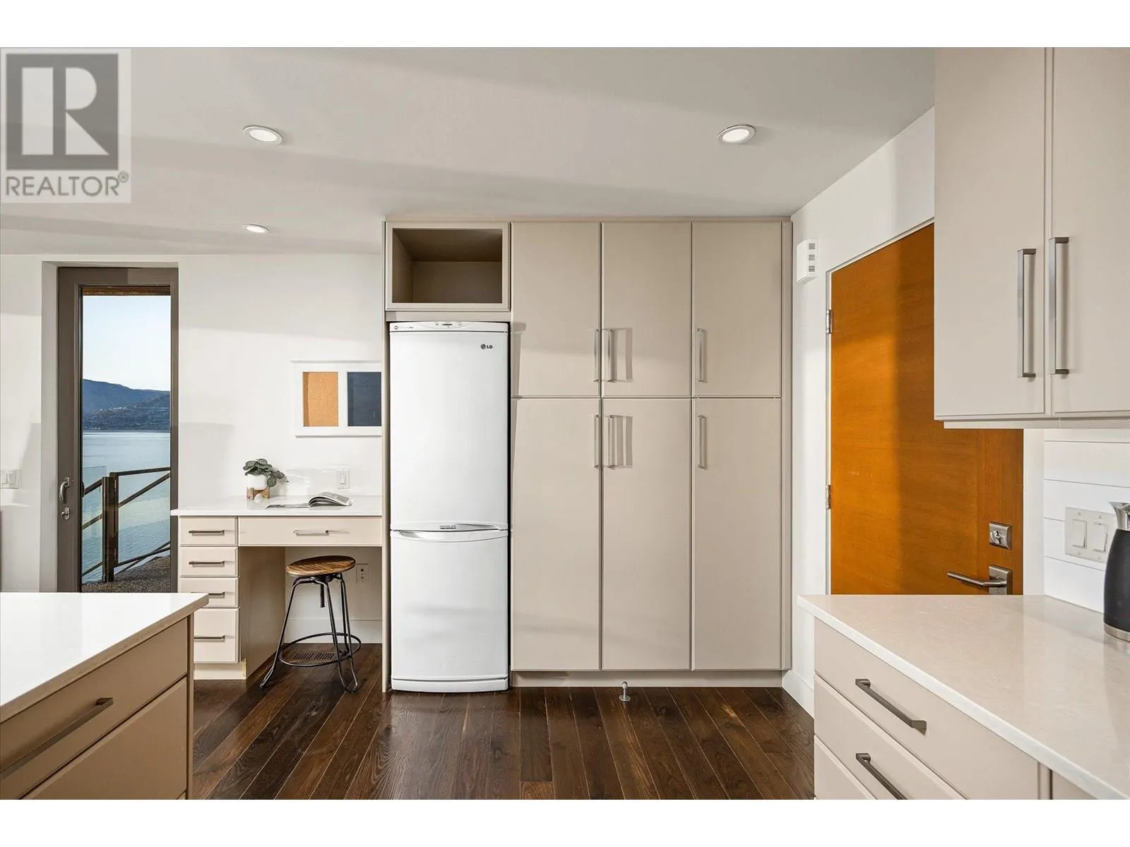 5560 Lakeshore Road