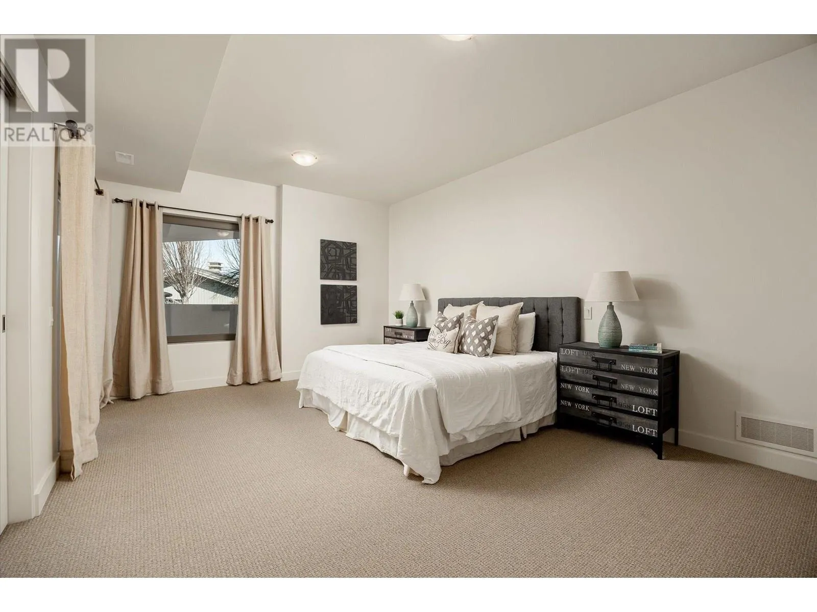 5560 Lakeshore Road