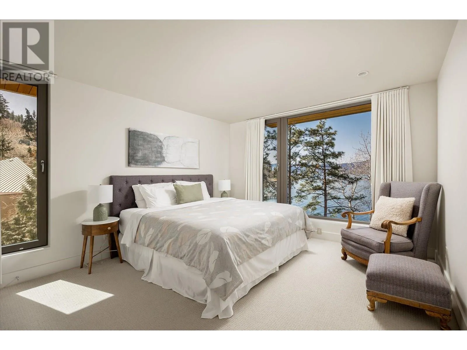 5560 Lakeshore Road