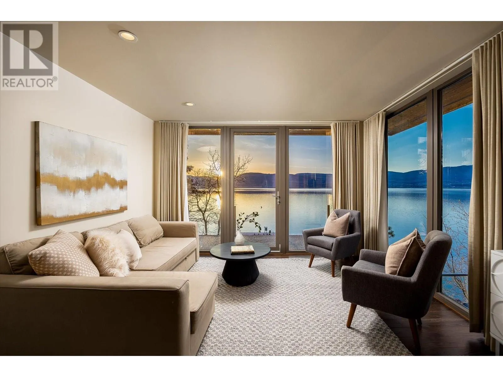 5560 Lakeshore Road