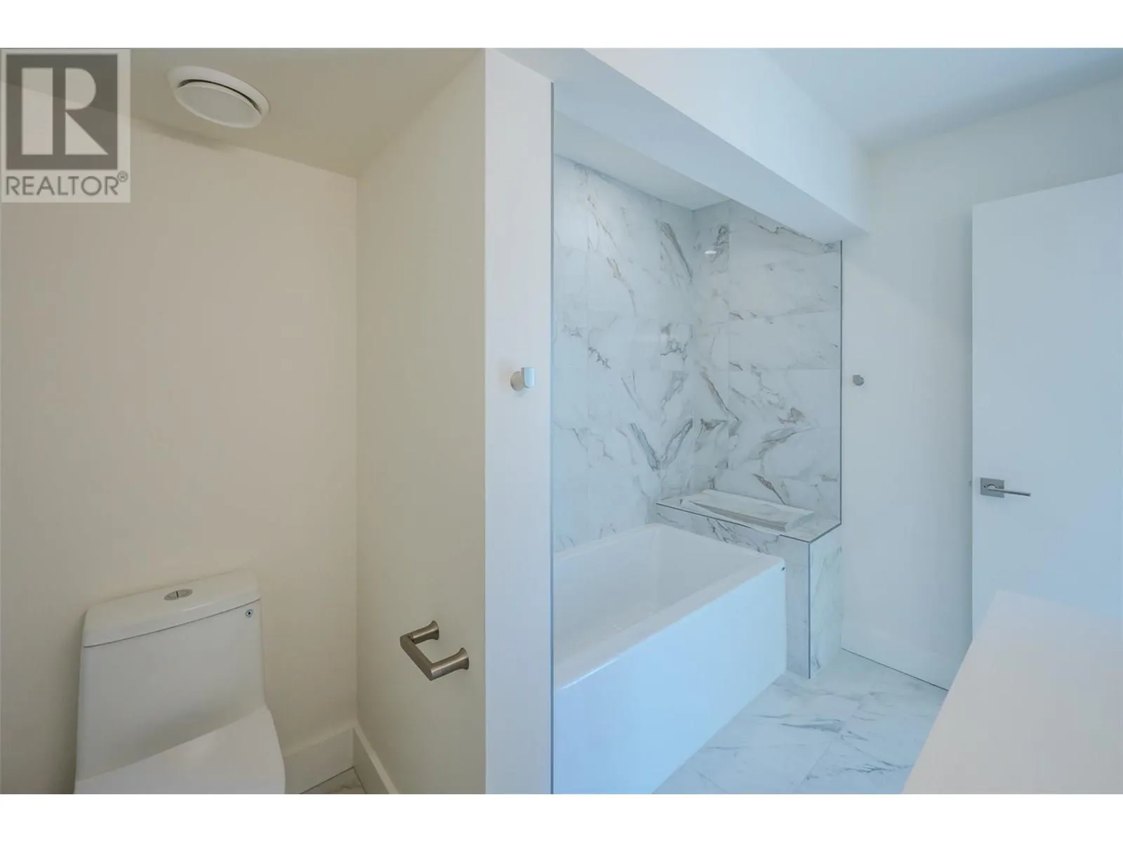 578 Lakeshore Drive Unit# 203