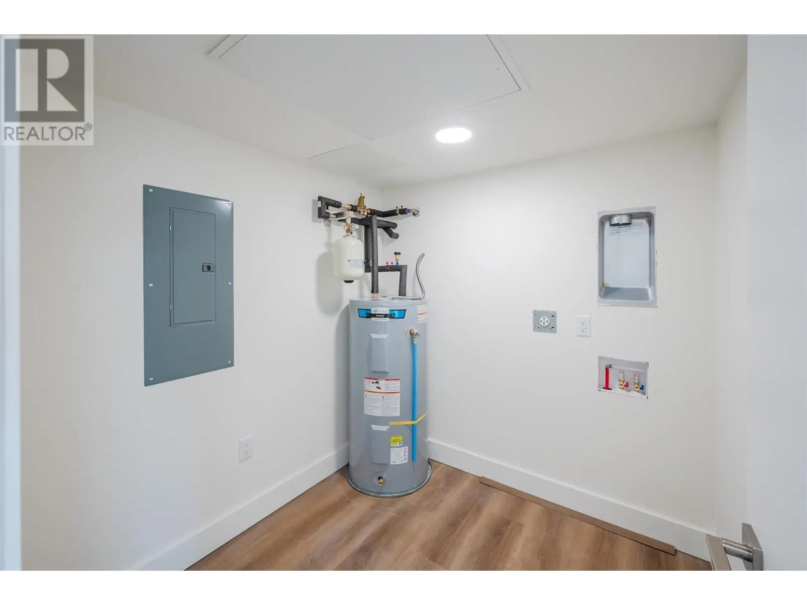 578 Lakeshore Drive Unit# 203