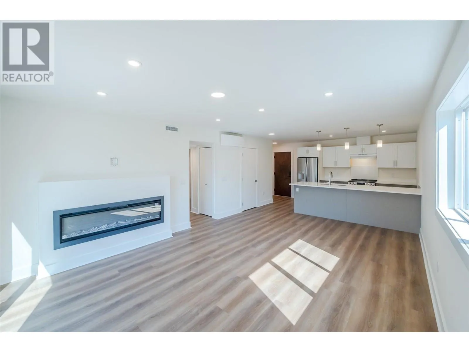 578 Lakeshore Drive Unit# 203