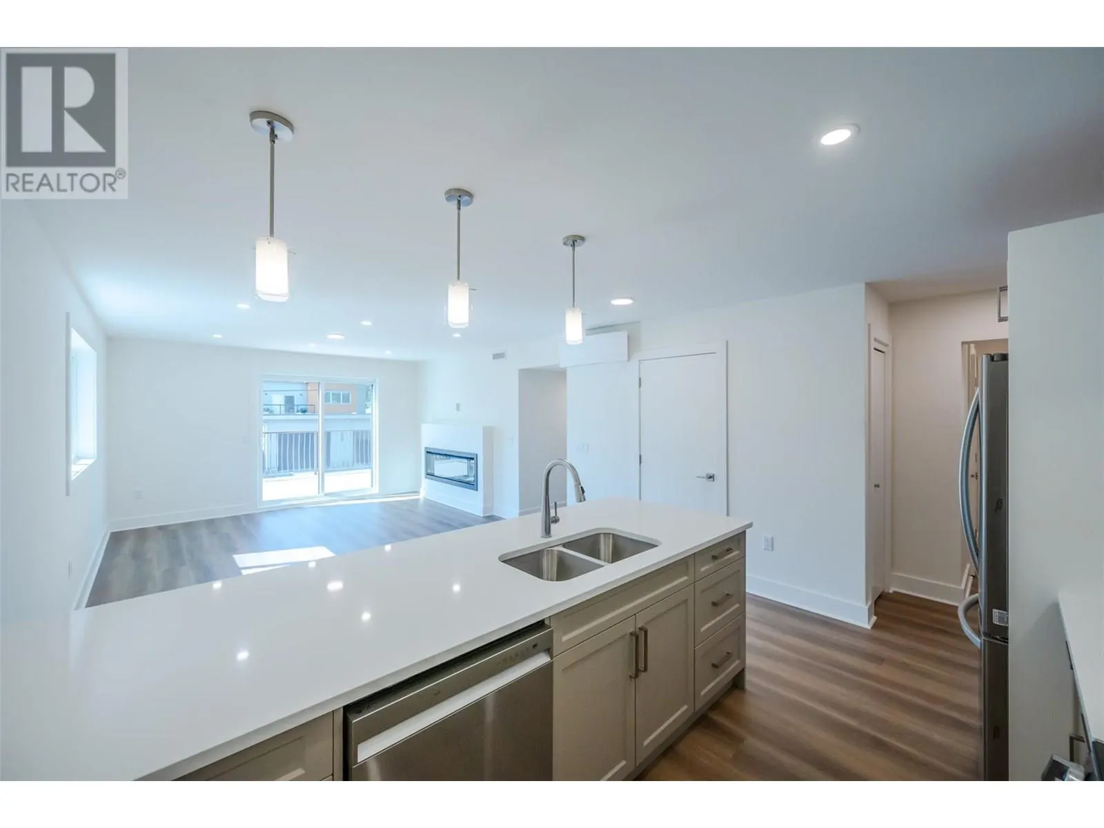 578 Lakeshore Drive Unit# 203