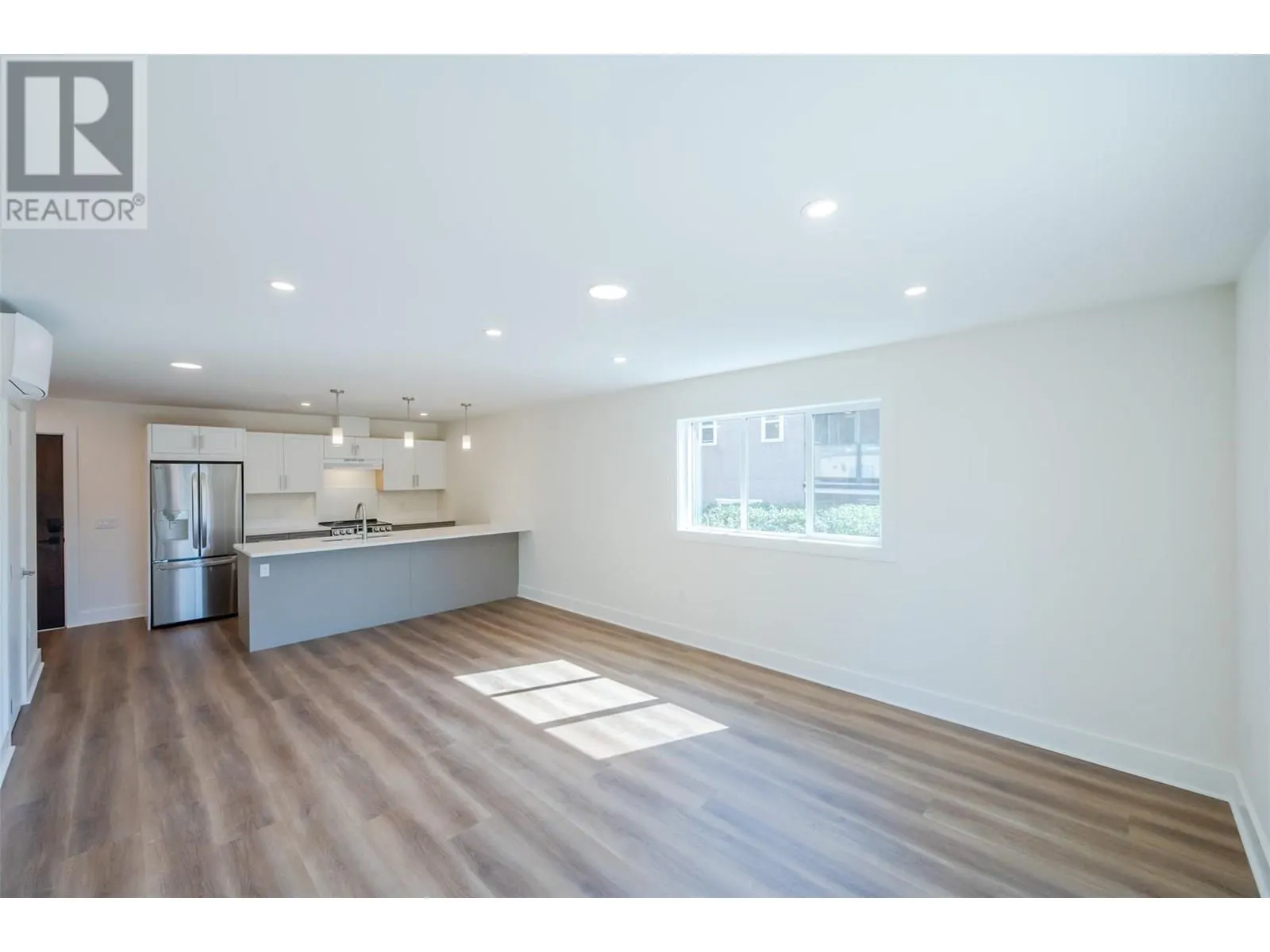 578 Lakeshore Drive Unit# 203