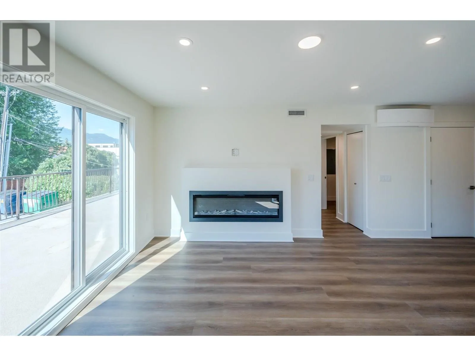 578 Lakeshore Drive Unit# 203