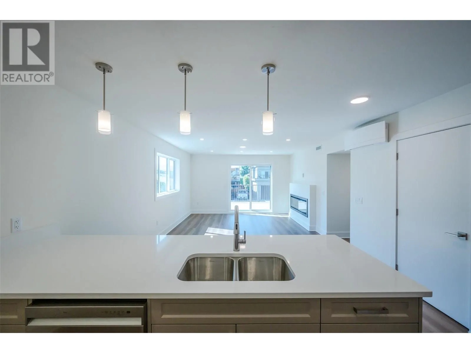 578 Lakeshore Drive Unit# 203
