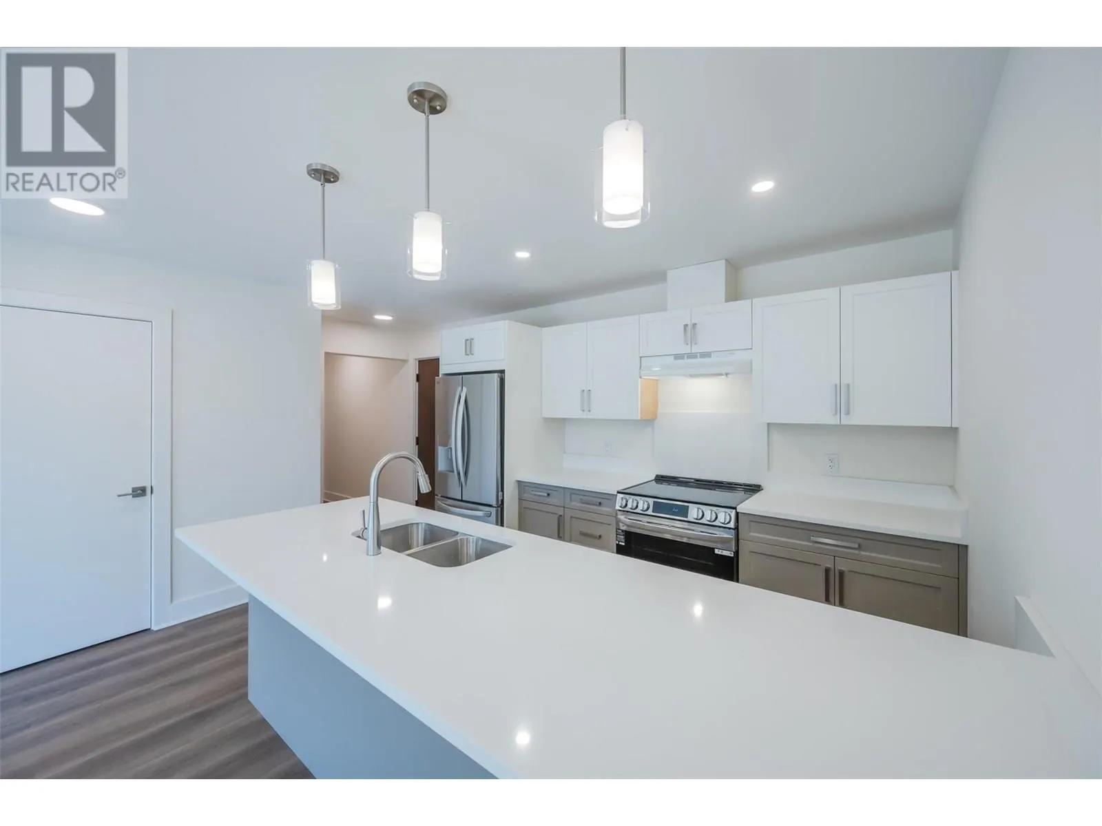 578 Lakeshore Drive Unit# 203