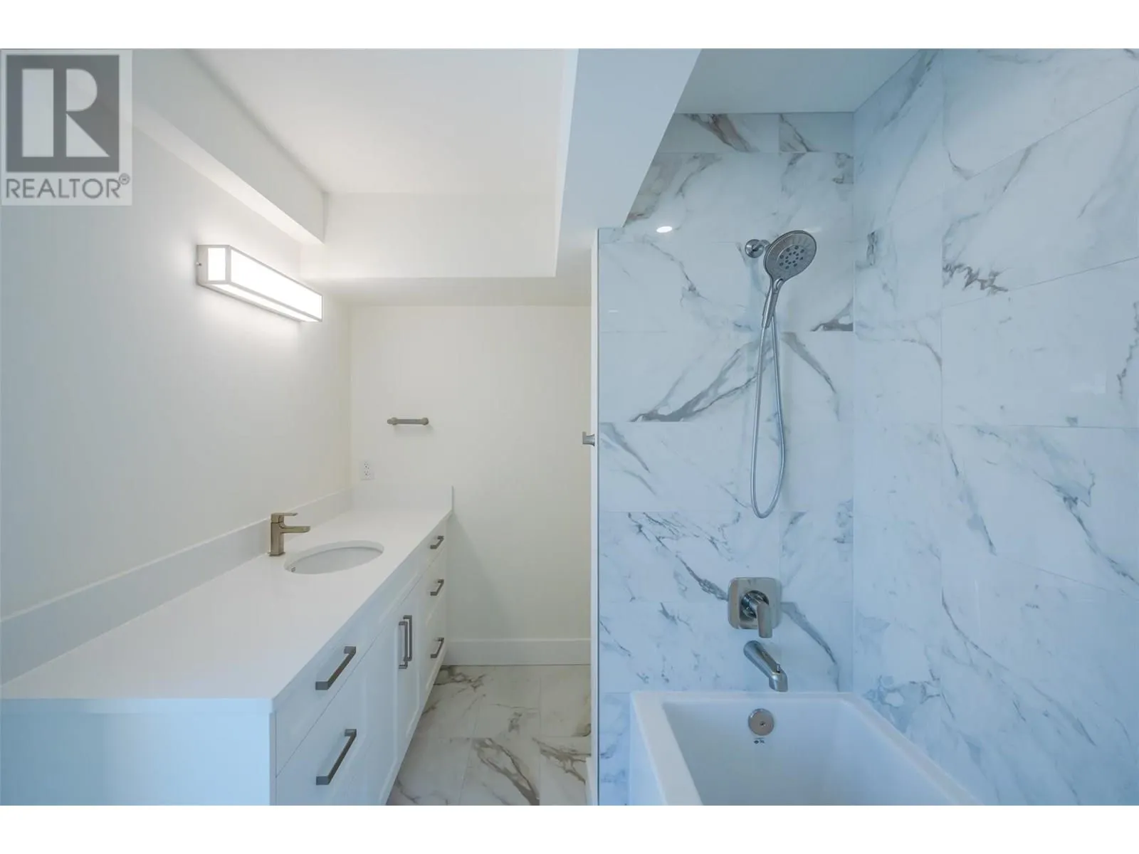 578 Lakeshore Drive Unit# 203