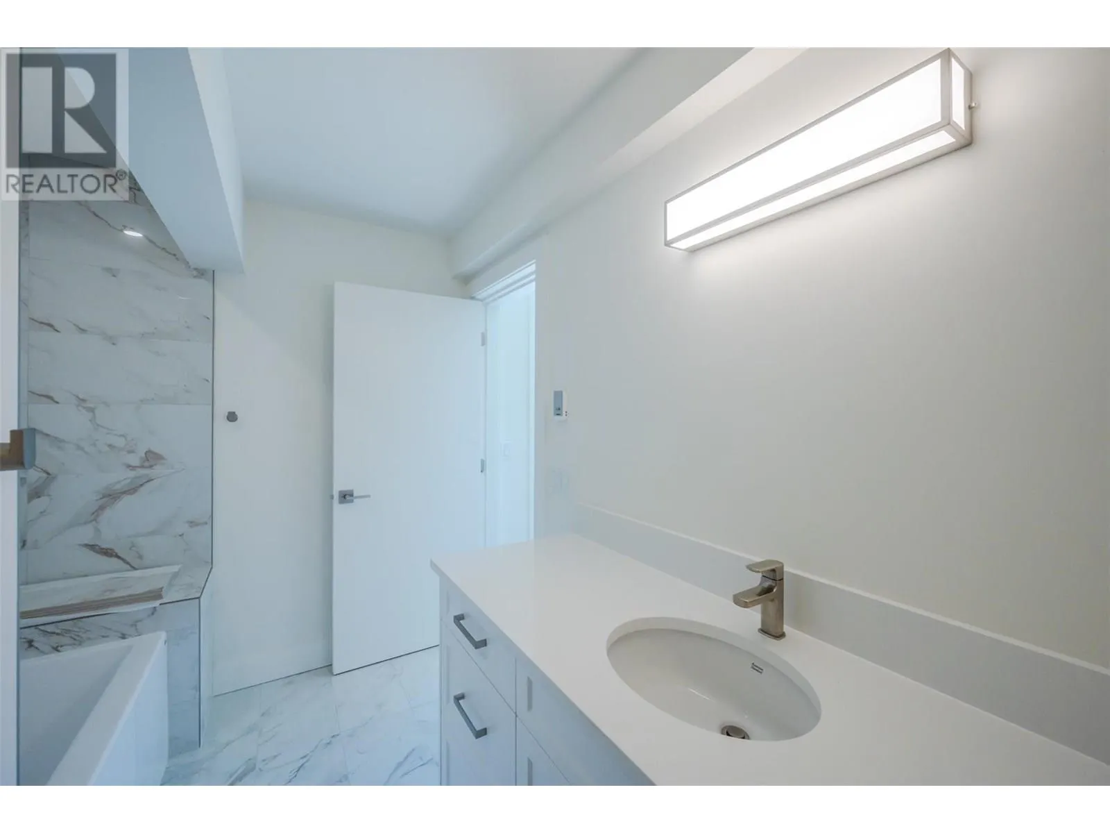 578 Lakeshore Drive Unit# 203