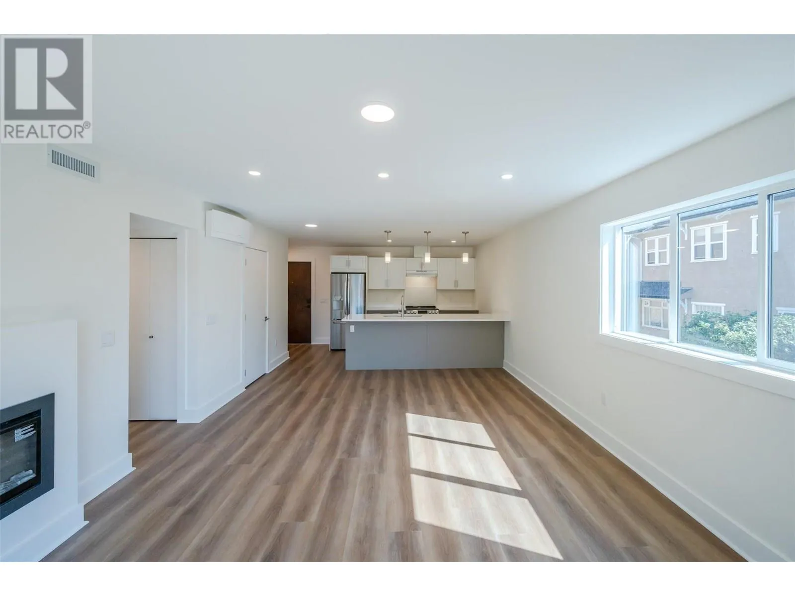 578 Lakeshore Drive Unit# 203