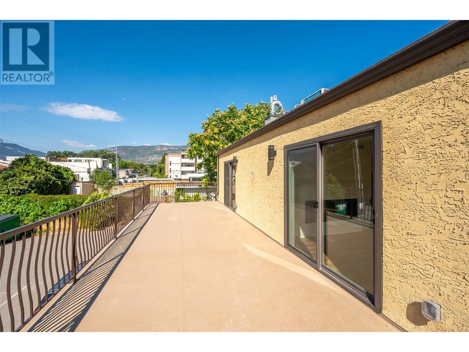 578 Lakeshore Drive Unit# 203